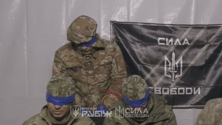 1人のウクライナ人兵士が6人のロシアの兵士の囚人を連れて行きながら、Seversky方向の位置をクリアします