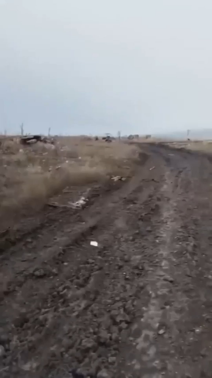「ロシアの軍人は、失敗した攻撃の余波を記録しています：多数のKias、道路には破壊された装備が散らばっています」