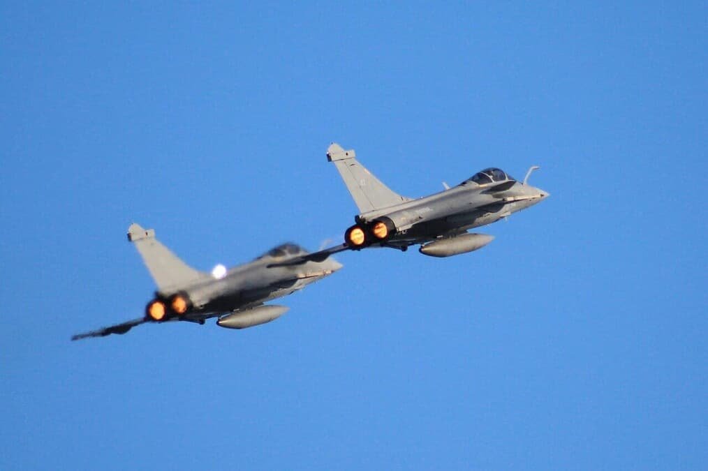 飛行中の航空機が空中で発火、大炎上...米テキサスの航空ショーで撮影された「緊迫の映像」が恐ろしいと話題に