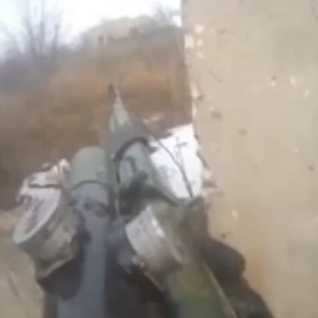 これは、ロシアの部隊の司令官のカメラからの映像です。ロシアの攻撃グループが上陸した後、彼らはウクライナの砲兵に見舞われました。