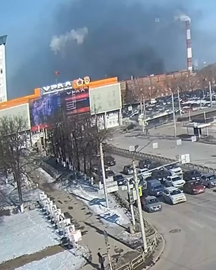 ウララズ工場のワークショップはロシアで燃えています。チェリャビンスク地域のミアス市では、ウララズ工場の領土で火災が発生しました。火災は、5平方メートルの面積にあるワークショップの1つの地下で発生しました。