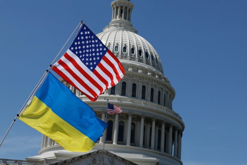 エストニアの米国大使館は、家のためにウクライナの旗を掃除しました