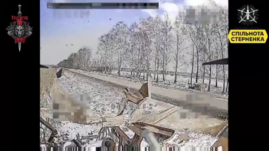 ウクライナの「レクイエムグループ」（SOF）は、ツリーラインに隠された貴重なロシアの「ストレラ-10」防空システムを発見し、FPVストライクドローンのトリオでそれを標的にしました。 Kursk地域。 2025年2月