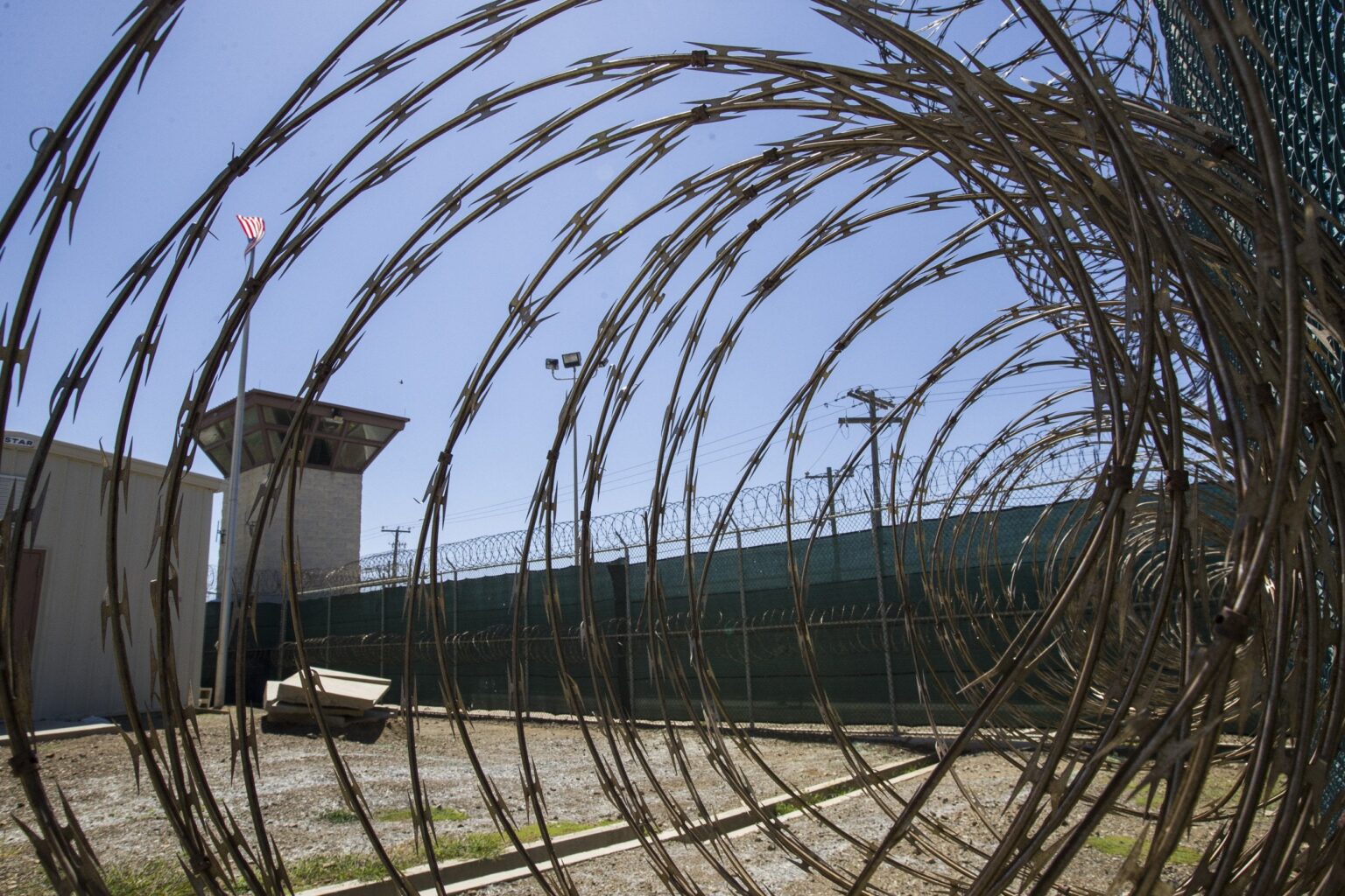 裁判所はドナルド・トランプが移民をグアンタナモ湾に送ることをブロックします