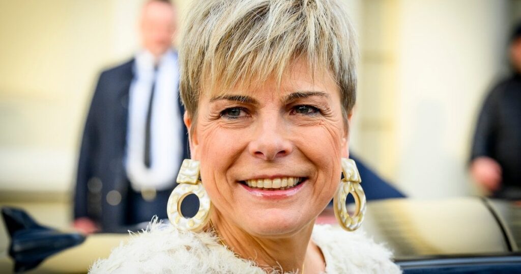 ローレンティアン王女は、夜に役人にメールを送るように勧めました。「それから彼らは朝に圧倒されます」