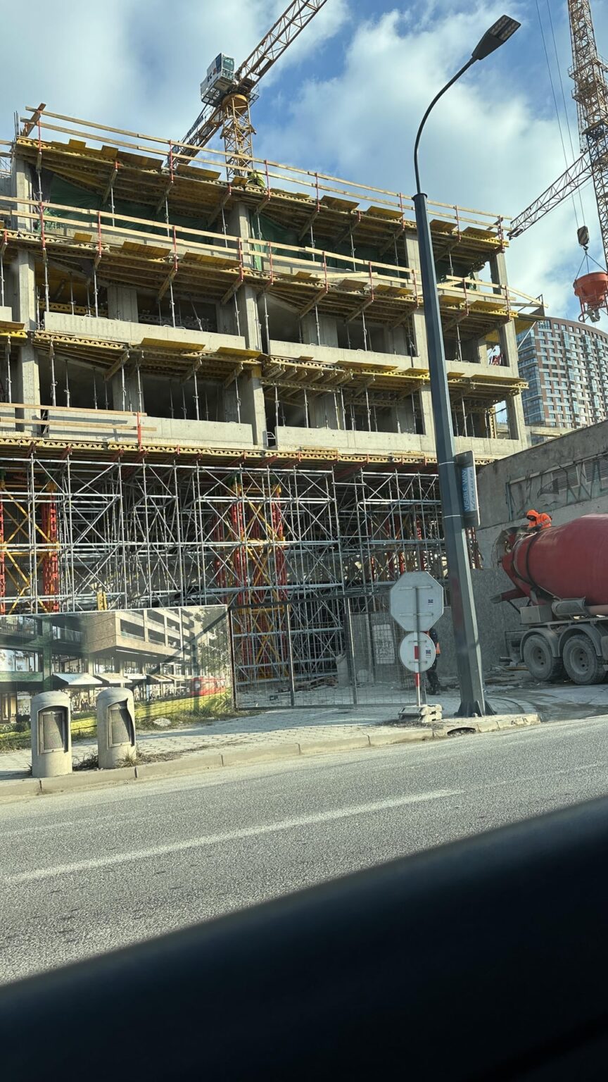 なぜこの建物はまだ立っているのですか？
