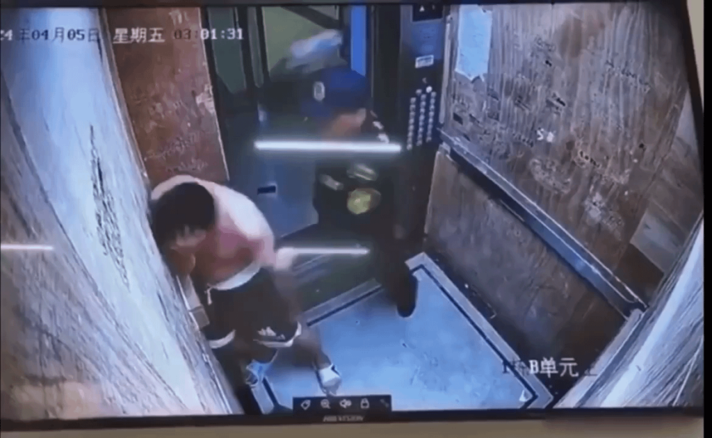 従業員が女性を助ける