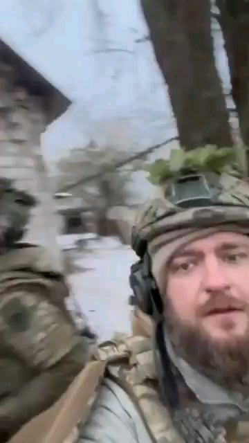 Dnipro Stormtrooperの若者は、占領者を混乱させ、破壊するための特別な作戦義務に着手する前にウォームアップするのが好きです。士気は高い