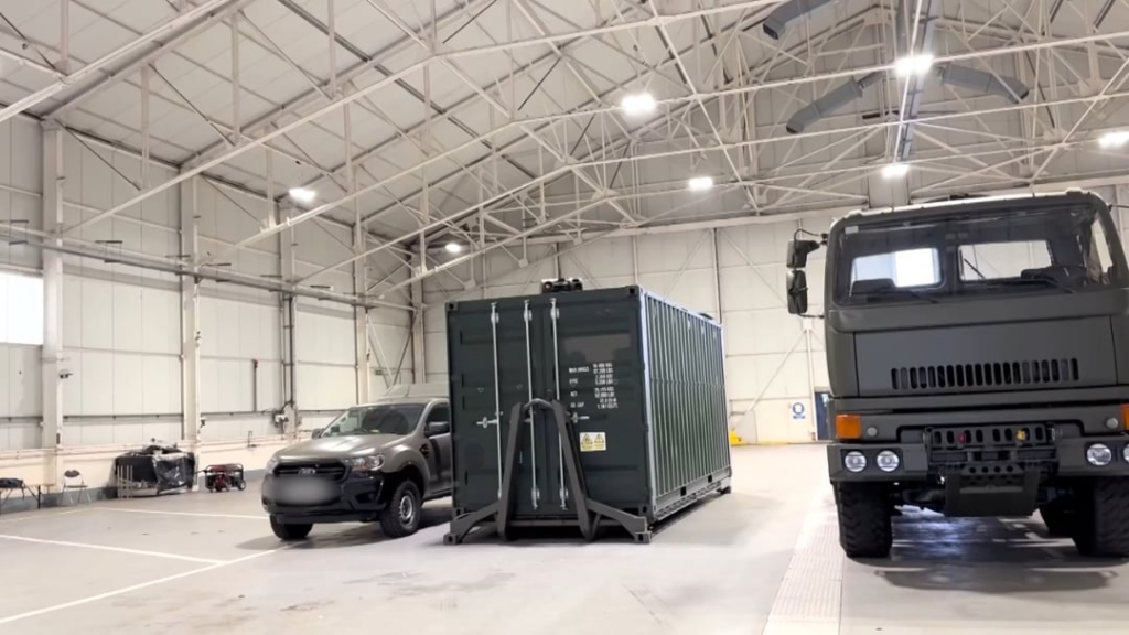 イギリスのメディアは、ウクライナ専用に作成された新しいGravehawk防空システムを発表しました。わずか18か月で作成されたこのシステムは、標準のISOコンテナに収容されているため、トラックですばやく移動できます。