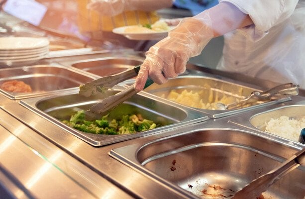 専門家は、スキームの拡張に先立って「超加工された」ホットスクールミールに衝突します