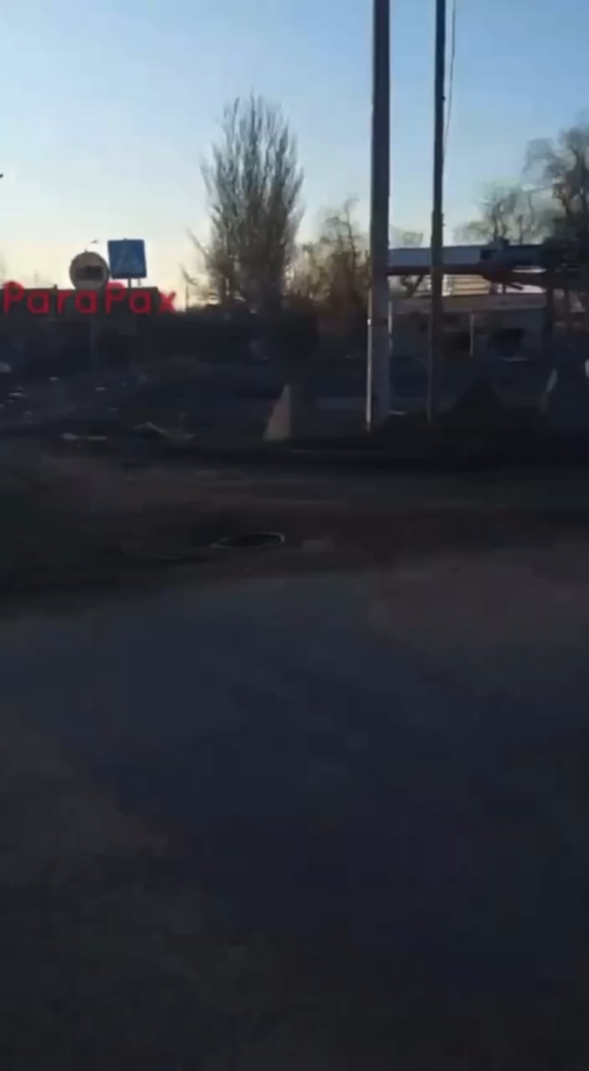 ロシア人が占領されているため、ロシアの戦車がロシアの兵士と一緒に車を押しつぶし、何の理由もなく走り去りました。 [NSFW, graphic content]
