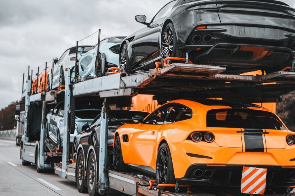 深刻な告発。ロシアのジュビリーによると、エストニアの会社は高級車をロシアに輸送しています