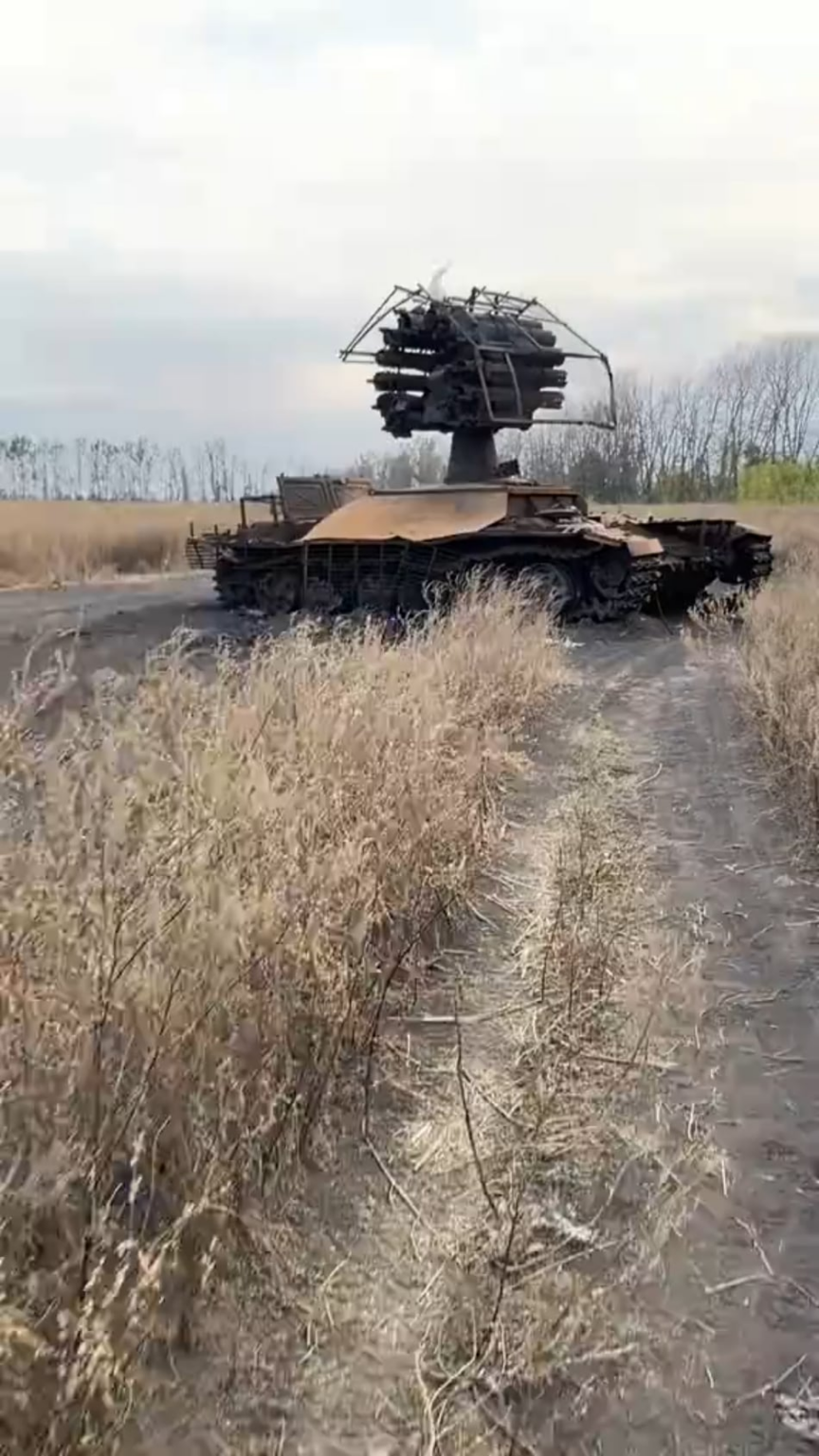 砲塔のないT-72タンクと破壊された213 mm RBU-6000が取り付けられています。 2025年2月。