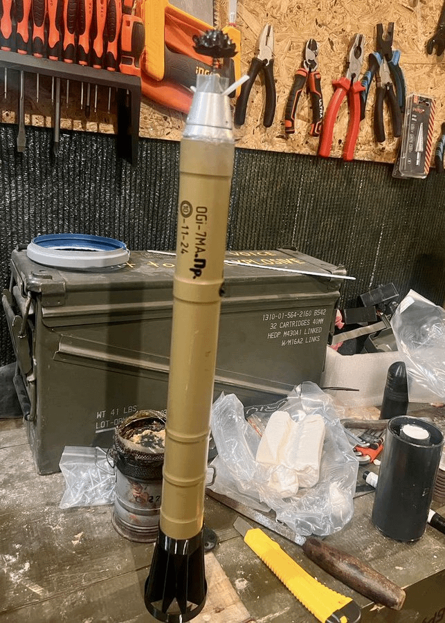 「ブルガリアのOG-7MAPRフラグメンテーションは、ウクライナのドローン爆弾に適応された手ren弾を投影しました。「PR」の接尾辞は、ロシアのVOG-25M境界投影グレネードから融合したことを示しています。衝撃プレートメカニズムは、印刷された黒い「アーティチョーク」に置き換えられています。 「プレート。」 -  grandparoy2
