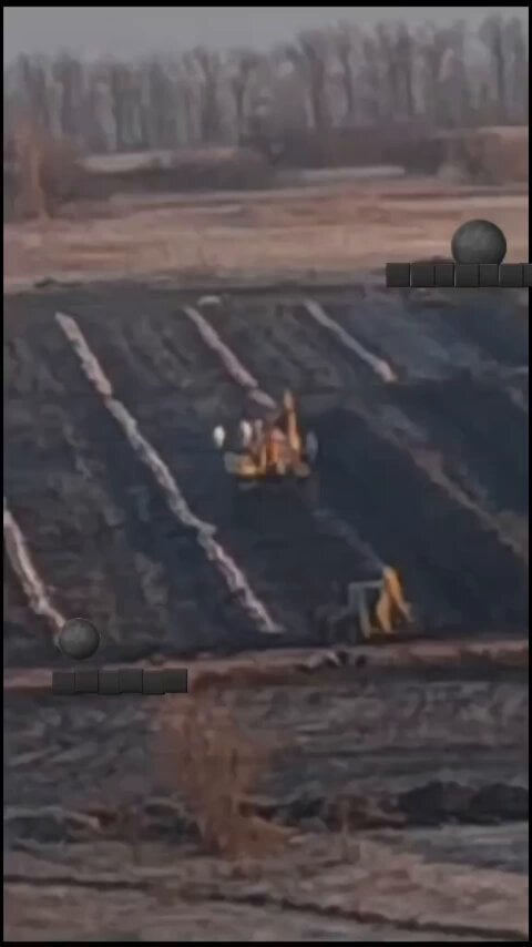 占領されたドンバスのオブザーバーと、トラックの荷で到着したロシアの犠牲者の見かけの大衆埋葬に関するコメント。