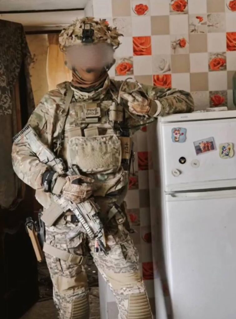 彼のチェコのCZブレンアサルトライフルとともに、民間の家で、ウクライナの特殊作戦部隊（SSO -SOF）のオペレーター。