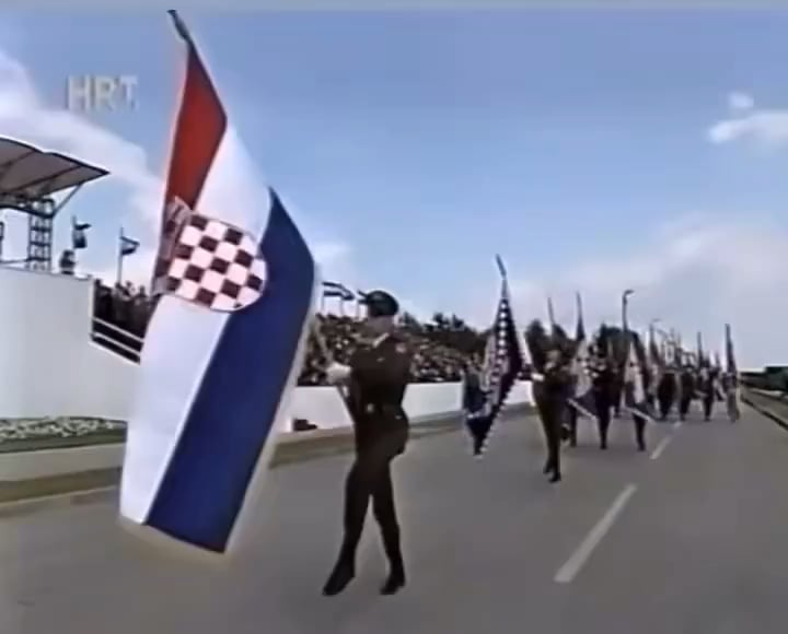 1997年の軍事散歩でホームガードと党派の旗が一緒に旗を掲げます