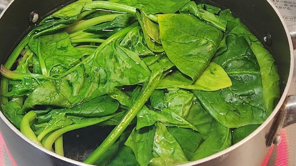 ほうれん草を茹でる時は「水から？」or「お湯から？」八百屋からのお知らせ！そのワケとは
