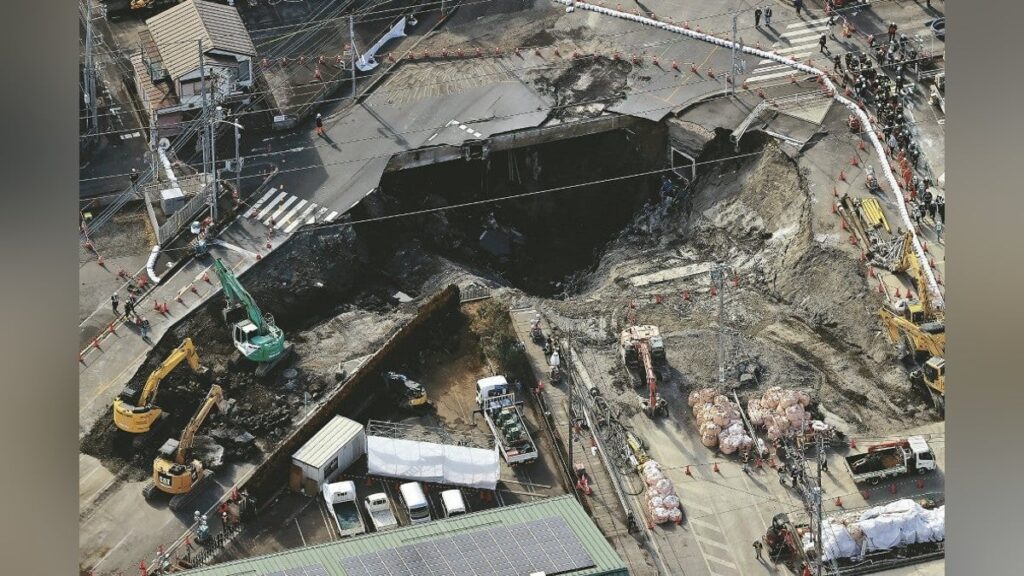 八潮道路陥没でトラック運転席発見か…穴から１００～２００ｍ下流付近
