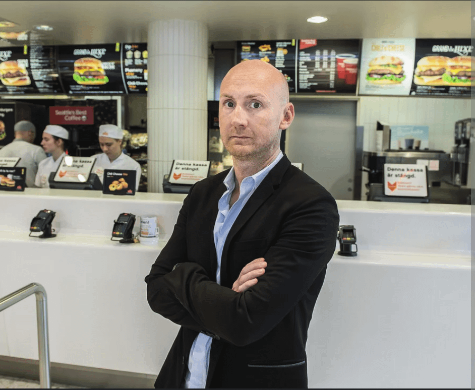 ここで彼は、マックスのリチャード・バーグフォースCEOです。彼はスタッフが嘘をついていると考えています。