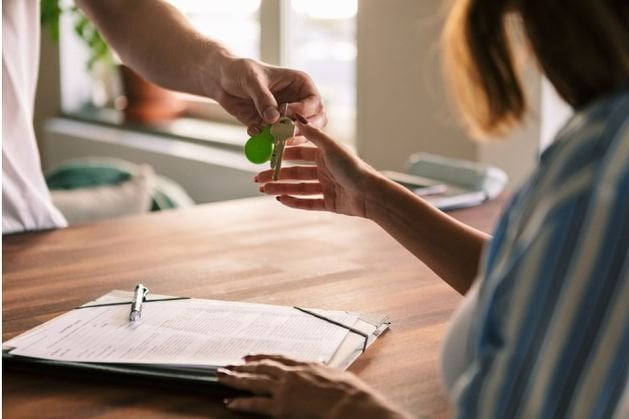 賃貸料とベッドシェアの取引を提供されている留学生、レポートの発見