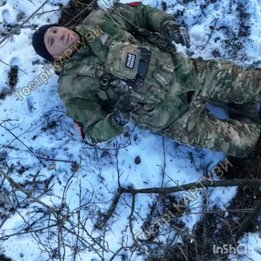 「クソ集団農場」のパッチと足の骨折を持つロシアの兵士は、ウクライナのドローンパイロットから慈悲を懇願しています。 2025年2月。
