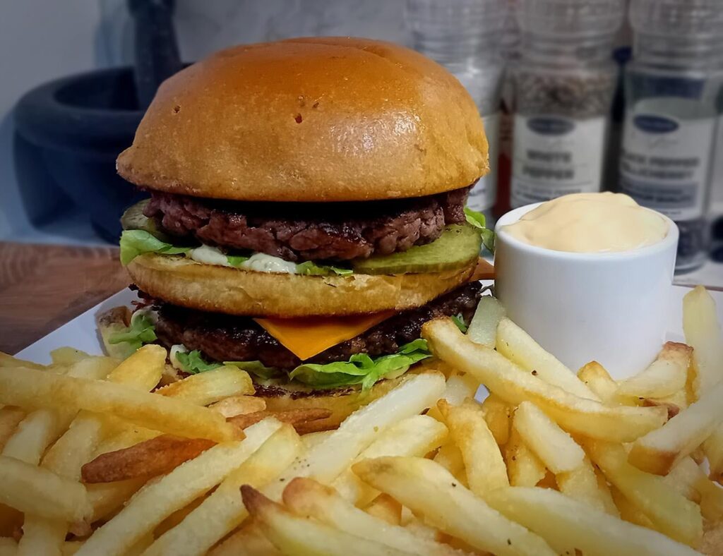 今週の土曜日の夜は何を食べますか？ここでは、自家製のビッグマックになりました！