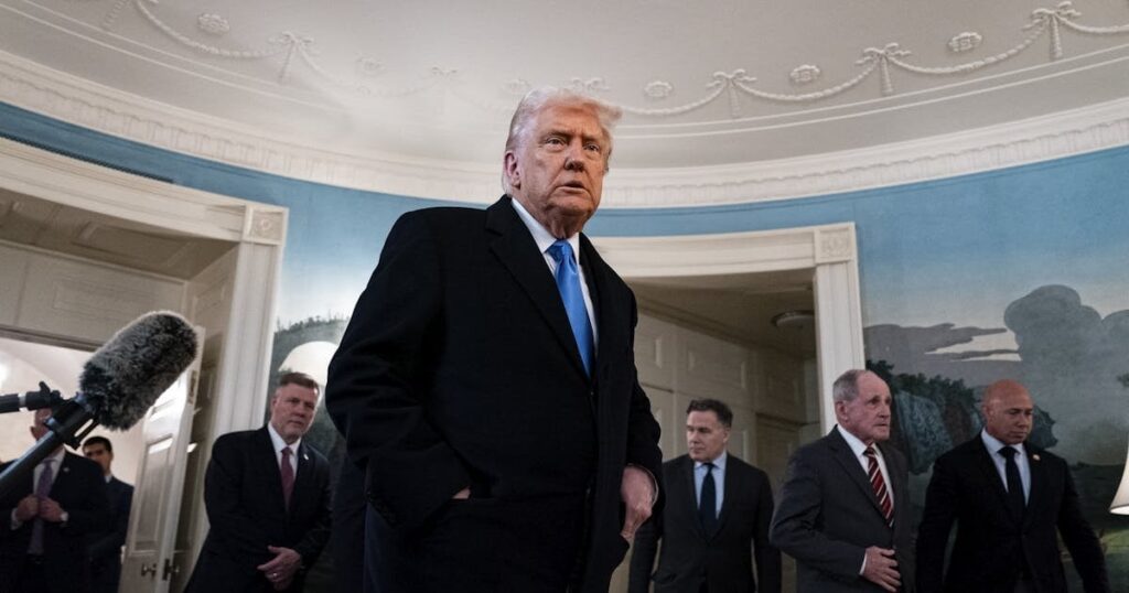 トランプは必死にインフレのために自分以外の誰かを非難しようとします