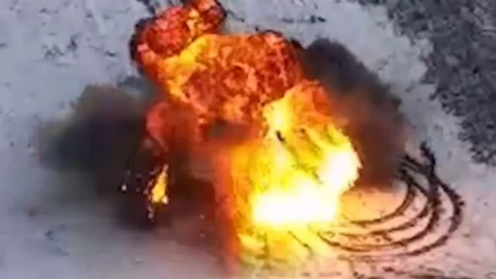 小さな砂漠に乗っているロシア人1000-3 ATVバギーは、ハリコブ地域でタンク鉱山を爆発させ、飛行します