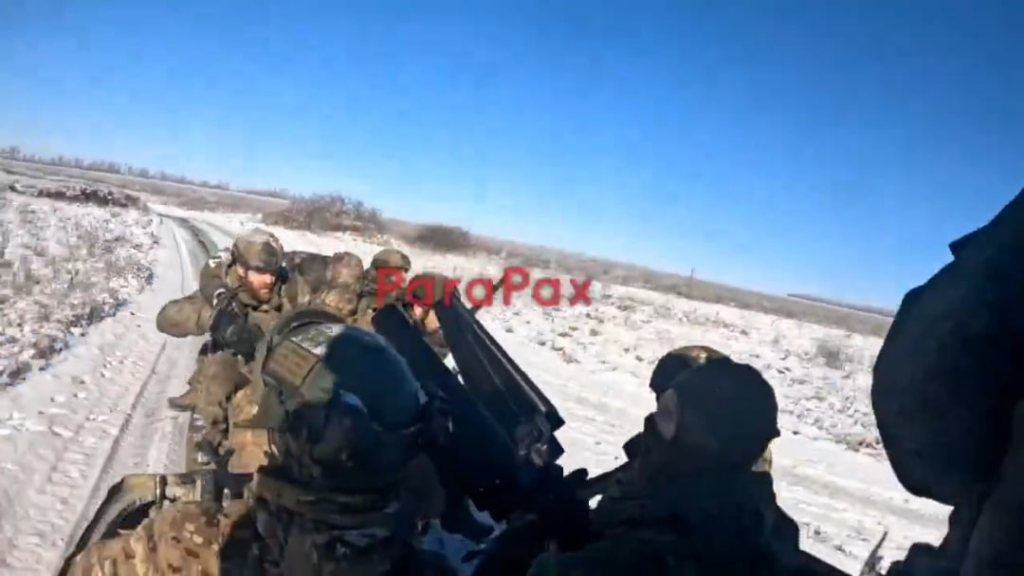 ロシアの兵士たちはドローンを聞いた瞬間に運転車から飛び降りました