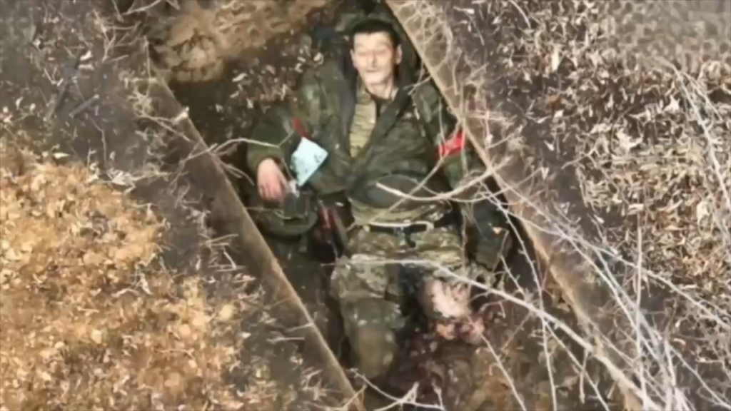 両足を吹き飛ばした後、ロシアの兵士は、入ってくるドローンの前に自分自身を自殺することを選択します... Toretsk地域