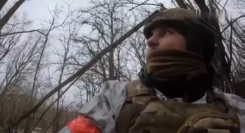 ロシアの兵士のように服を着たロシアの宣伝者は、前部でビデオブログを撮影している間、ウクライナのFPVドローンにわずかに襲われました。