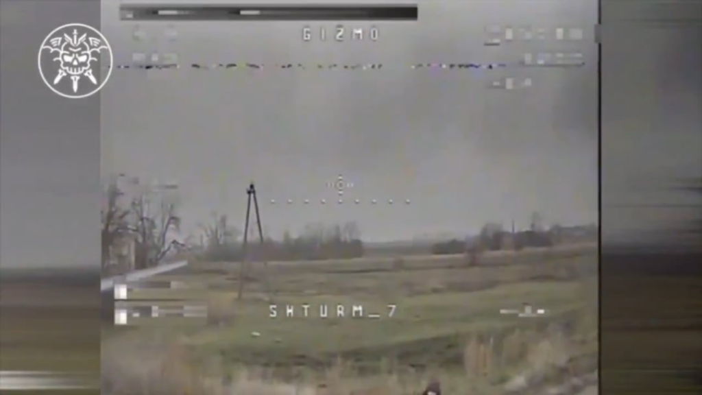 ロシアの兵士は、第77回航空会社旅団のストライキドローンに松葉杖を投げました。ロゾバ方向、ハルキフ地域。 2025年2月