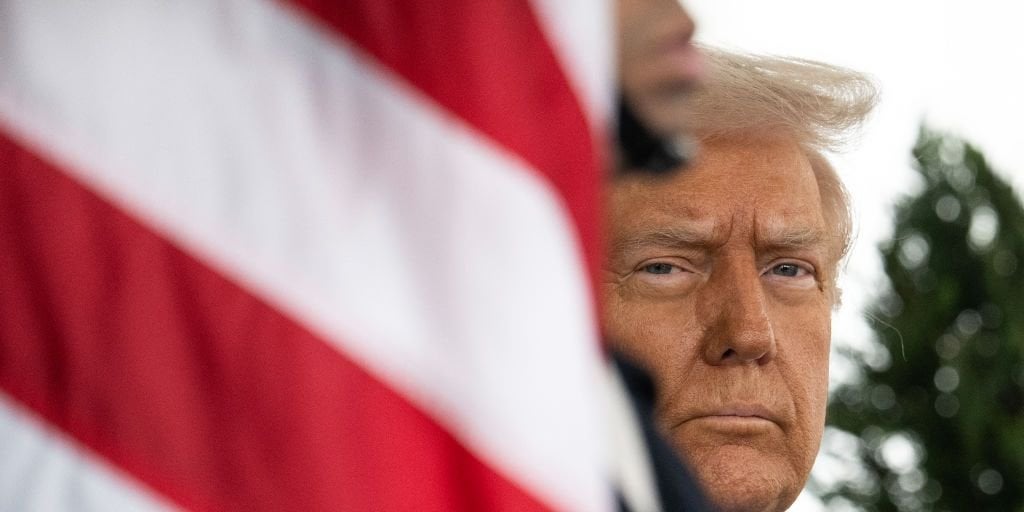 トランプは憲法に穴を吹きました
