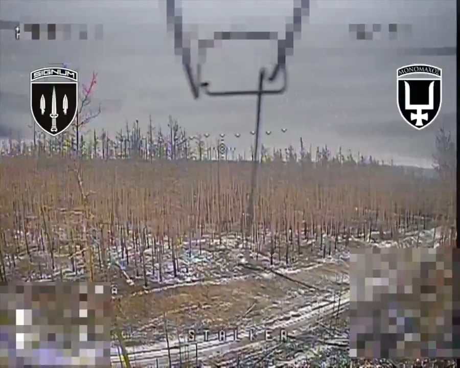 ロシアのバンカーの外で爆発させないウクライナのFPVのデュアルPOV映像と、内部から同じ不発式FPVを撮影するRU兵士。次に、ウクライナの重い爆撃機ドローンを送信して、同じバンカーと不発式FPVにアンチタンク鉱山を落とします。 （日付 /場所不明）