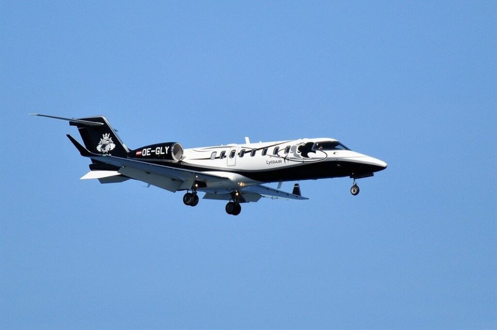 DIICOT検察官：Nordisが作った民間航空機のフライトは、その中で合計150万ユーロ以上の費用がかかります。G4Media.roによって文書化されたフライトは、PSD Ciolacu、Grindeanu、Simonis / Ferarry、Bentley、Rolls Royce De DeほぼRolss Royce deのリーダーでした。 500万ユーロ