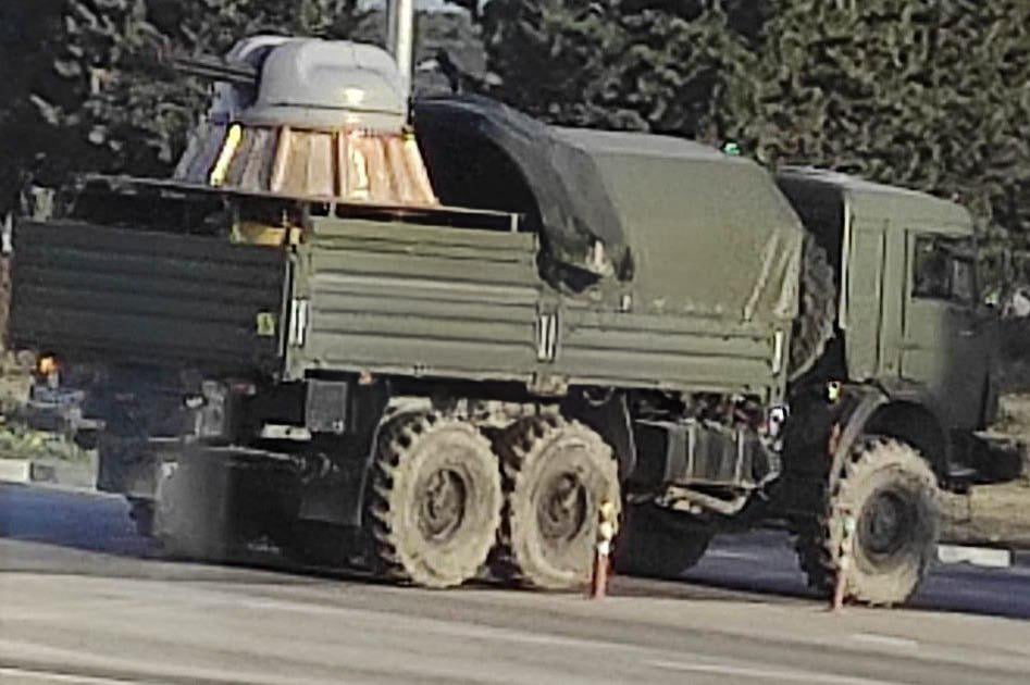 クリミアでは、船のAK-306がカマズトラックの後ろに取り付けられているのを発見されました。 2025年2月。