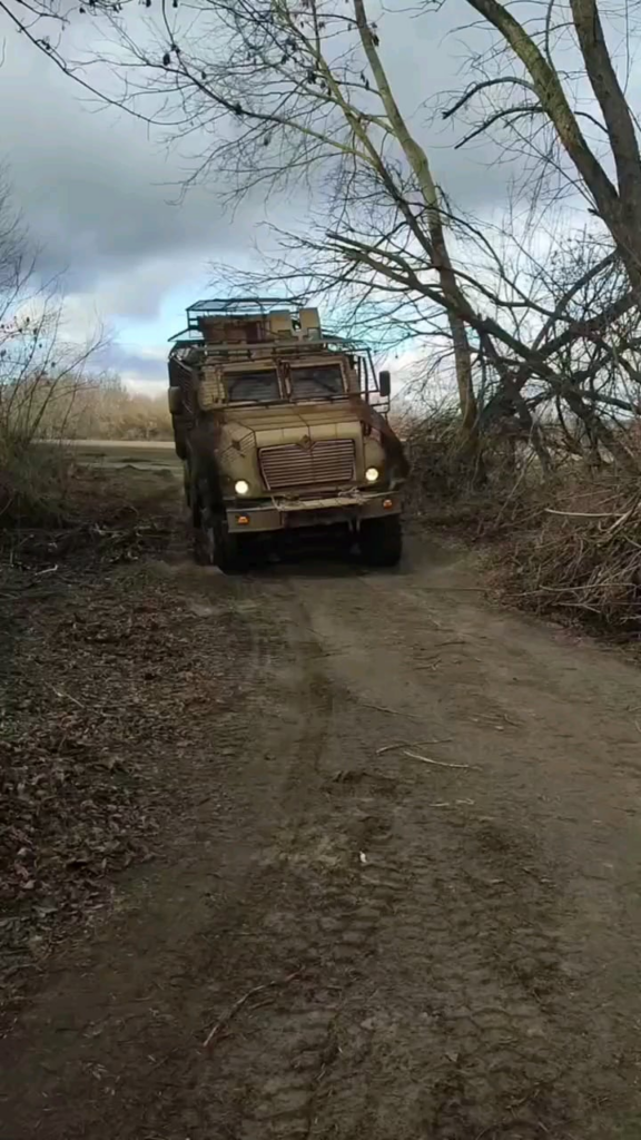 ウクライナの兵士は自分の車を称賛しました。 2025年2月 [translation and vehicle identification requested]。