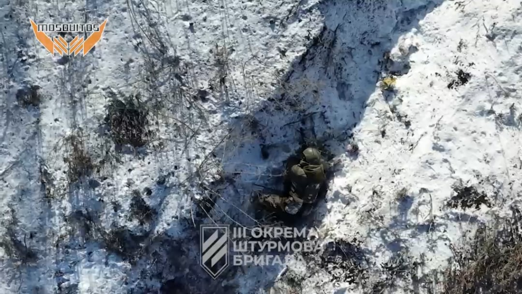 NSFW：第3回攻撃旅団のウクライナの「蚊」UAVユニットは、ドローンが弾薬を落としたロシア歩兵を標的にしました。 2025年2月 [graphic content]