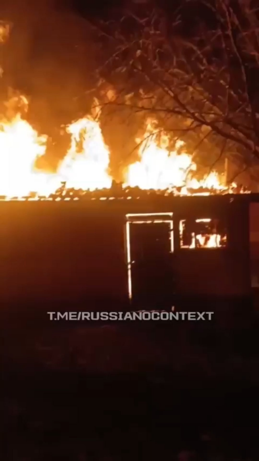 「ロシア人はクルスク地域でウクライナのピックアップトラックに損害を与え、夜に応答を受け取りました。持ち物と装備のある家はドロップによって焼き払われました。」