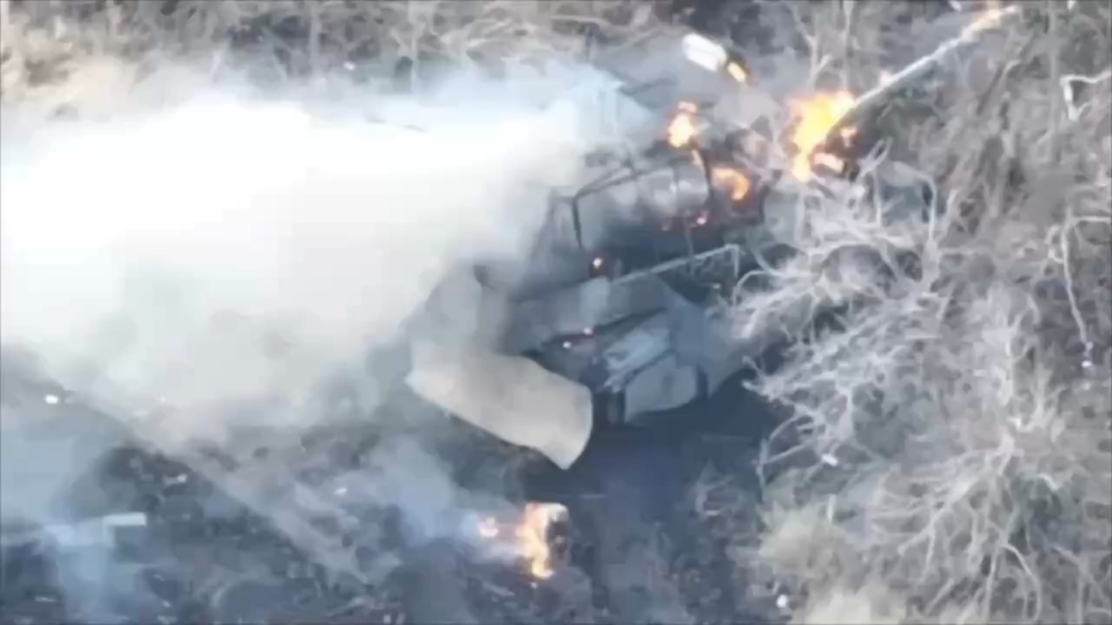 ロシアのT-90Mの燃えているロシアの戦車乗組員は、タンクがFPVドローンに襲われた後に飛び出します。