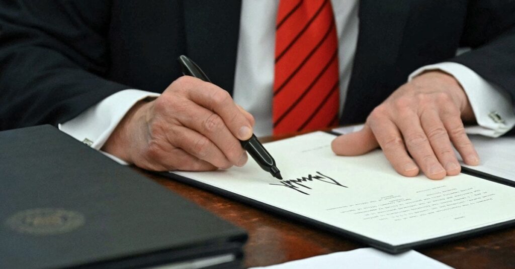 ほとんどのアメリカ人は、トランプを含む大統領にもっと力を与えるには「危険すぎる」と言います