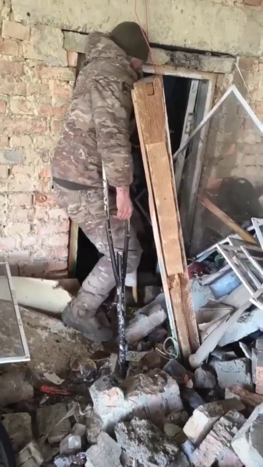 ロシア人は、松葉杖で負傷した歩兵を、チャシブ・ヤーの大砲の飼料として使い続けています。 2025年2月