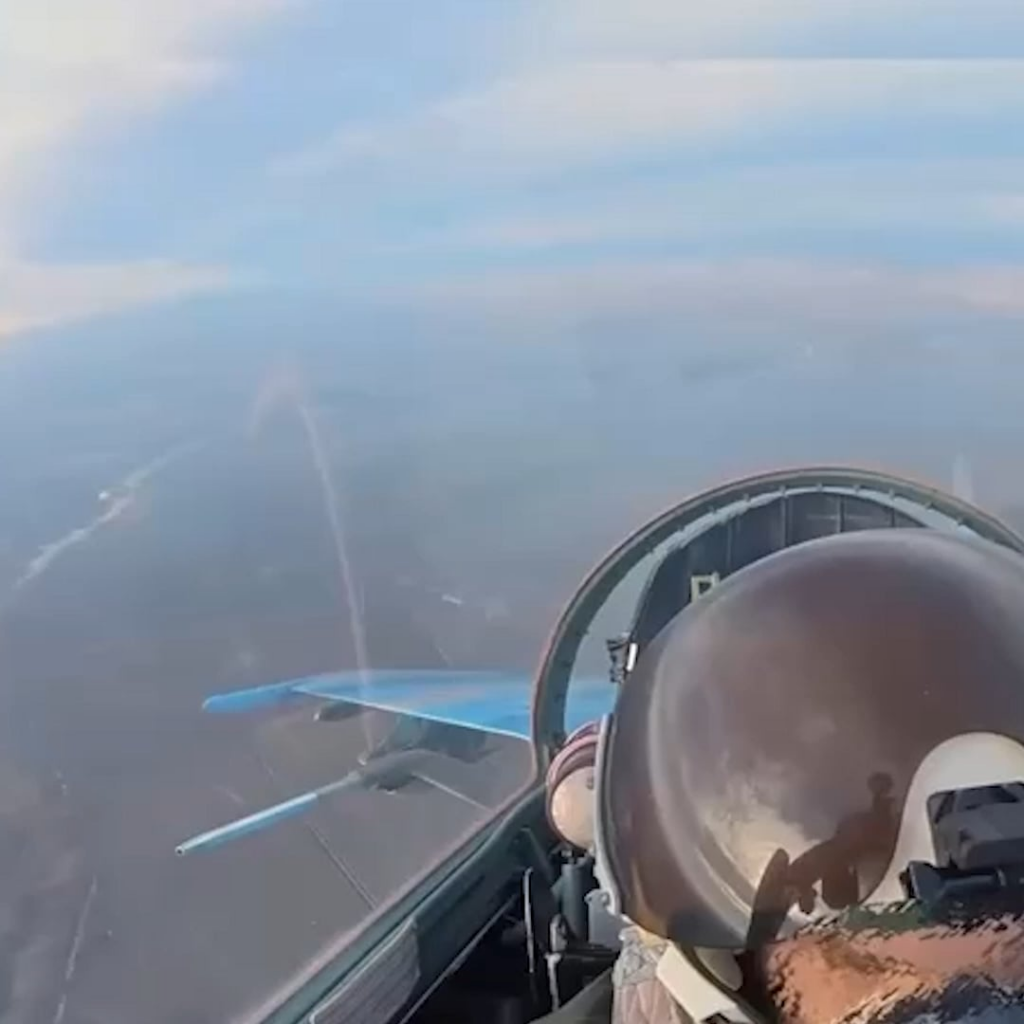 ウクライナの戦闘機は、アメリカの爆弾でロシアの地位を破壊しました。高度なSU-27戦闘機が1,000ポンドのMKで打たれました。 JDAM-ERガイダンスシステムを装備した83爆弾。ウクライナは、ソビエトの航空機やその他の機器を西洋の武器を使用するために変換する施設を開設しました。