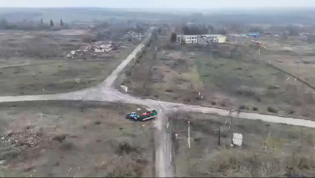 Kursk地域のPogrebkiの村は、ロシア人によって完全に爆撃され、破壊されました。彼らの国に属している村にもかかわらず、彼らはまだそれを地面に無差別に平準化しました