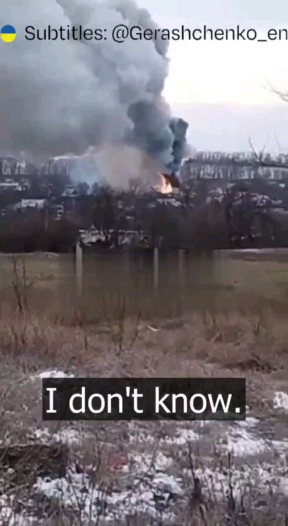 ロシアの兵士は、グレードMLRの弾薬を運んでいた自分のトラックの爆発を熱心に撮影しました。 2025年2月
