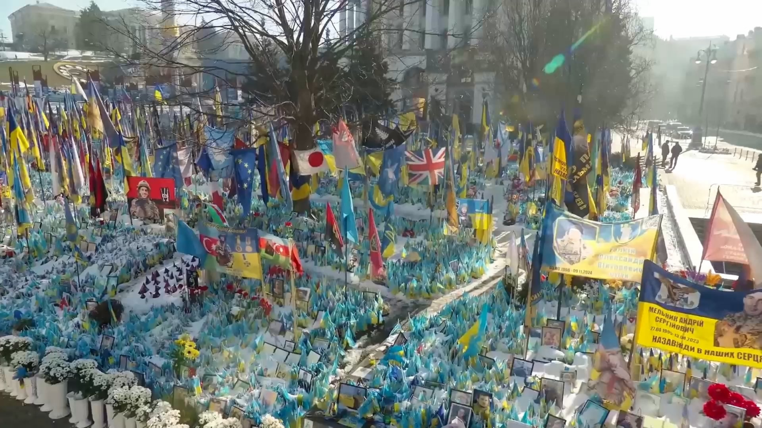 本格的なロシアの侵略の始まりの3周年。ウクライナを守るために立ち上がって、ウクライナが生きるために彼らの命を与えたすべての人々に永遠の記憶。ウクライナ人は、彼らが生き残るのを助け、まだ助けてくれたすべてのパートナーに非常に感謝しています。