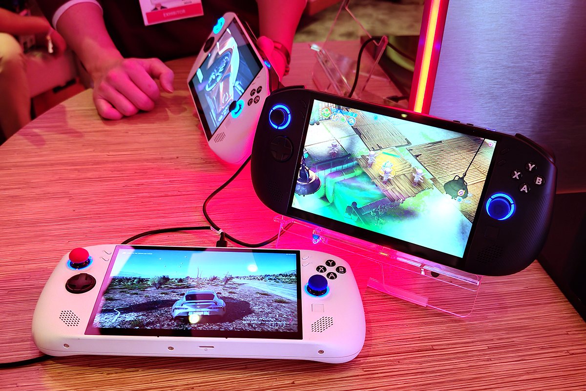 ホワイトがWindows 11モデル、パープルがSteamOSモデル