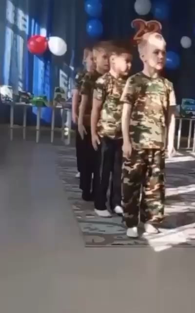 マリポルの幼稚園を占領しました。ロシアの愛国的な歌に行進するウクライナの子供たちは、いわゆる「祖国の日の擁護者」のために準備されています。この歌は、ライフルを持って祖国に仕えることについて語っています。国際人道法に対する犯罪。毎日の新しいローバー。
