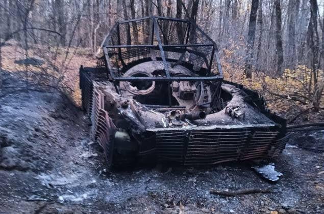 完全に破壊され、ロシアのBMP -3歩兵戦闘車両（IFV） - 森林で、ドネツク球体で